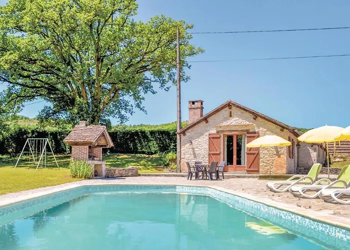 Awesome Home In Cadrieu With 2 Bedrooms And Outdoor Swimming Poolの写真