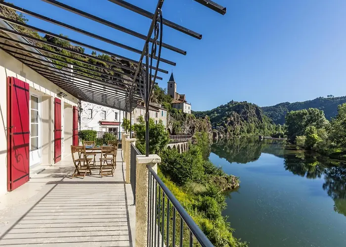 Фото Les Gites Du Rocher Et De La Boucle Du Tarn Ambialet