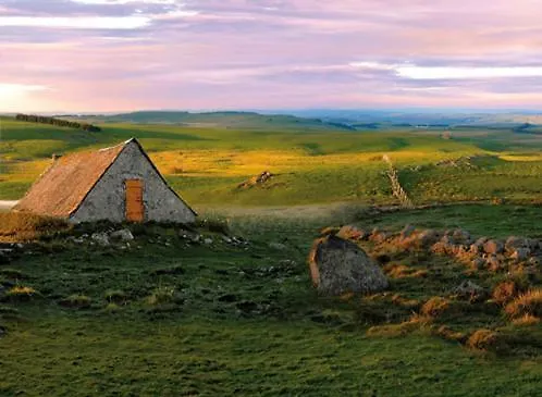 Photo de maison forêt d'Aubrac , au coeur de la nature Prades-d'Aubrac