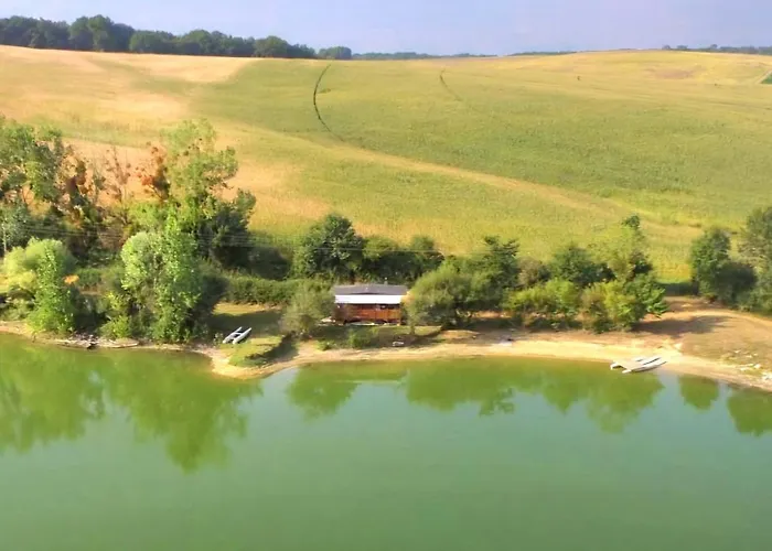 Photo de Seul au bord d'un lac Glatens