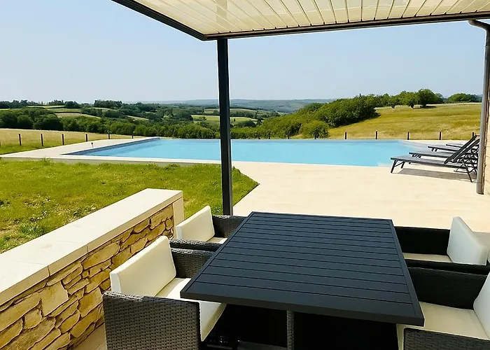 Maison De Charme Avec Vue Sublime Et Piscine A Debordement Soucirac Foto