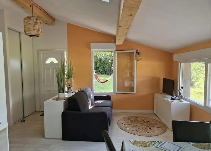 Photo de Cottage With Large Garden Rieumajou