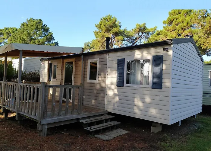 foto di Bungalow Confortable en Campagne à Argences-en-Aubrac avec Piscine