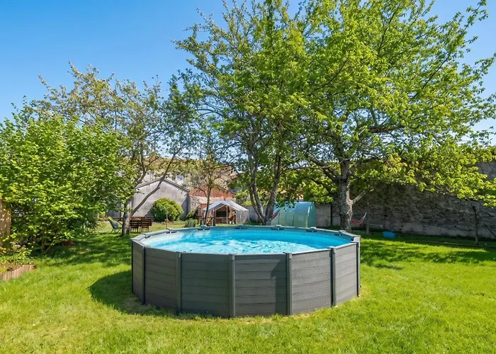 foto di Maison indépendante près d'Izaut-de-l'Hôtel avec jardin