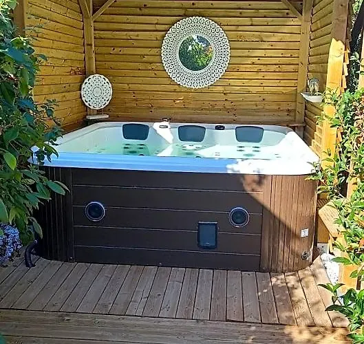 Photo de Bed and Breakfast Arche de Lanoë jacuzzi à Labastide-Saint-Pierre